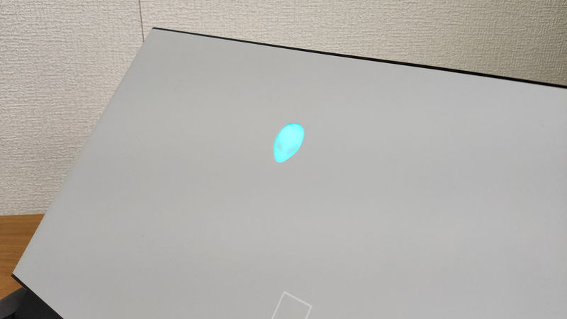 Alienware m15 R3の天板のロゴ