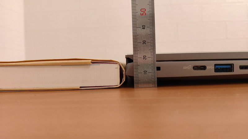 GALLERIA XL7C-R36Hの高さを本と比較