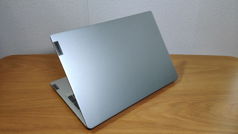 Lenovo IdeaPad Slim 560 Proの背面
